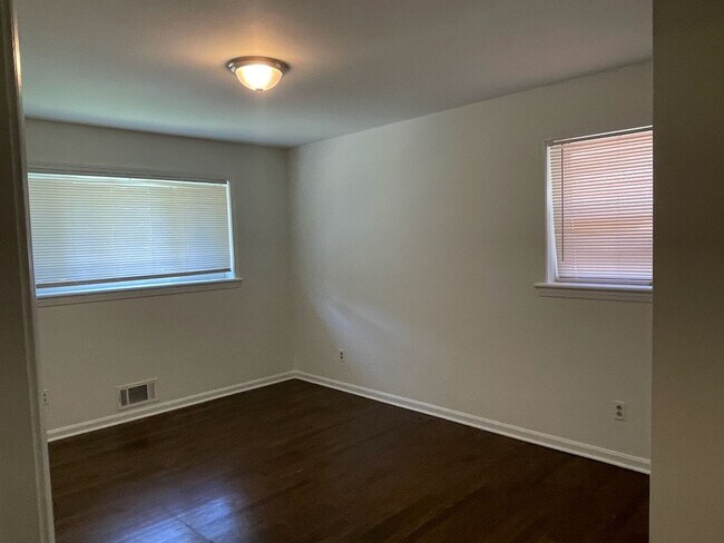 Building Photo - 665 Aline Dr NW