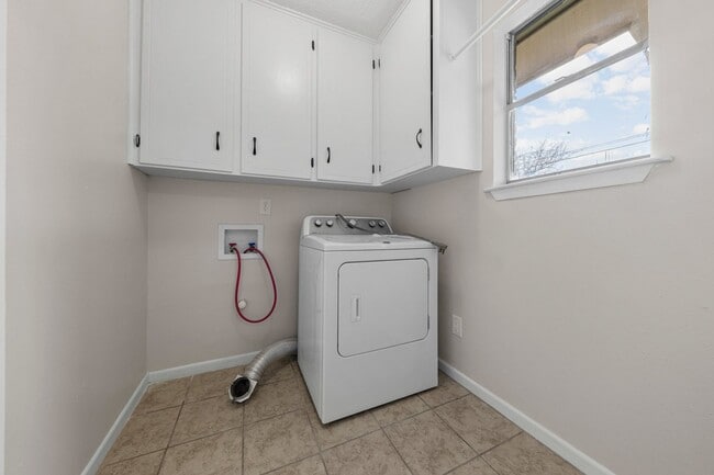 Building Photo - 2300 Zinnia Ct