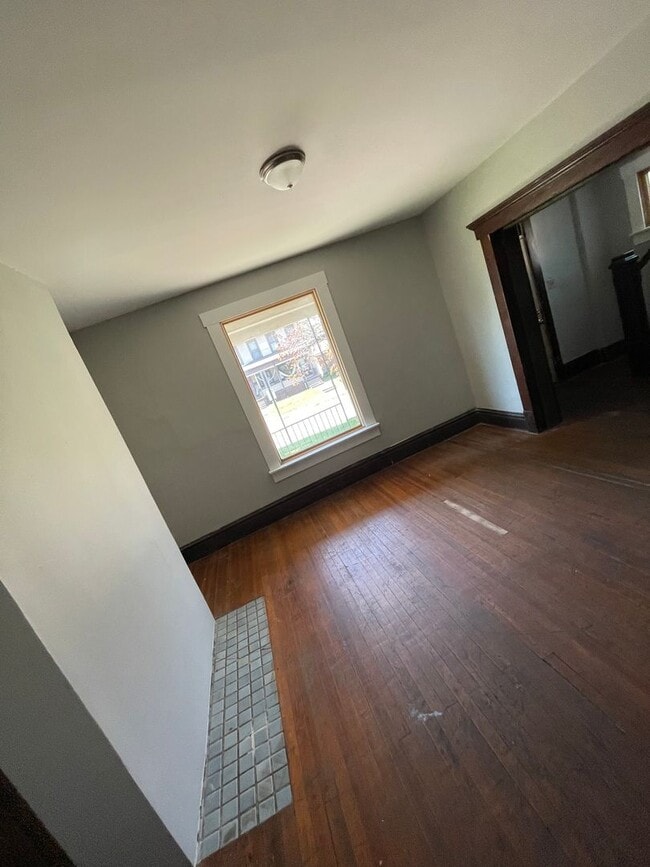 Building Photo - 4 bedroom 2 full bath House