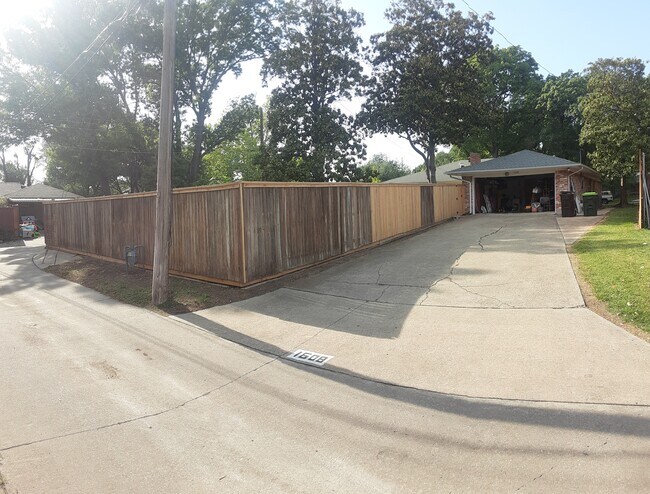 Building Photo - 1608 Amherst Dr