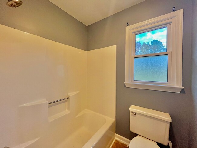 Building Photo - Spacious 3 bedroom, 2 bath property on ove...