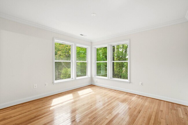 Building Photo - 5116 Shore Dr