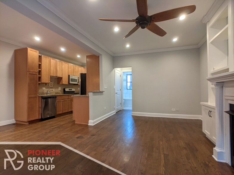 Building Photo - 736 W Addison St