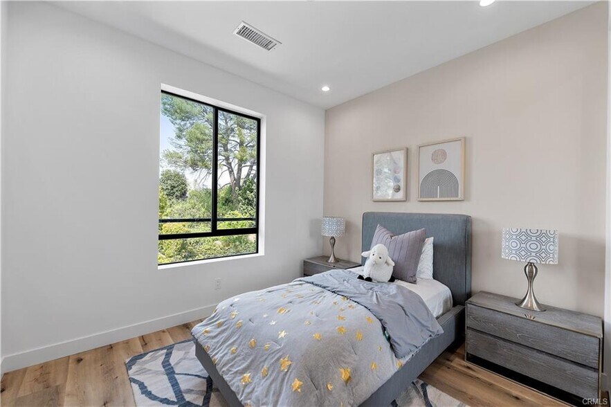 Building Photo - 11857 W Flower Ln