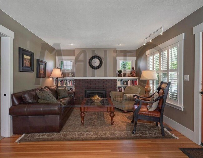 Building Photo - Stunning South Hill Home