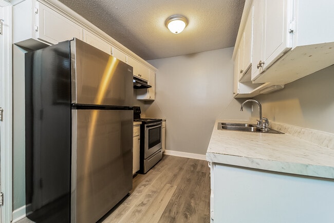 Building Photo - Impressive Home In Ladson