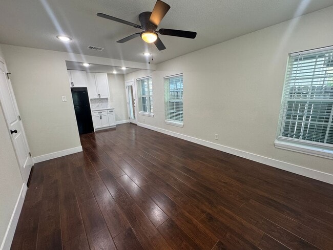 Building Photo - Near Bishop Arts District 2-bedroom, 1-bath duplex