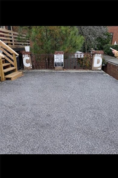 Building Photo - 220 Sandy Springs Pl NE