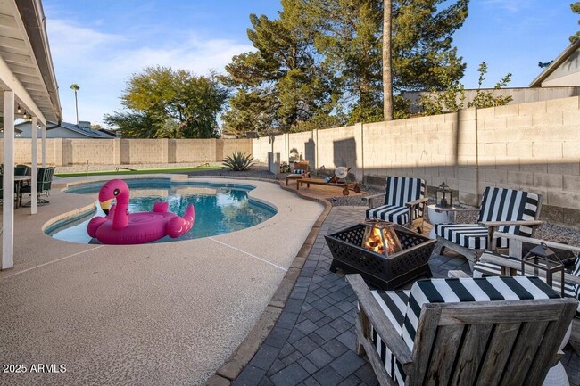 Building Photo - 4526 E Paradise Ln