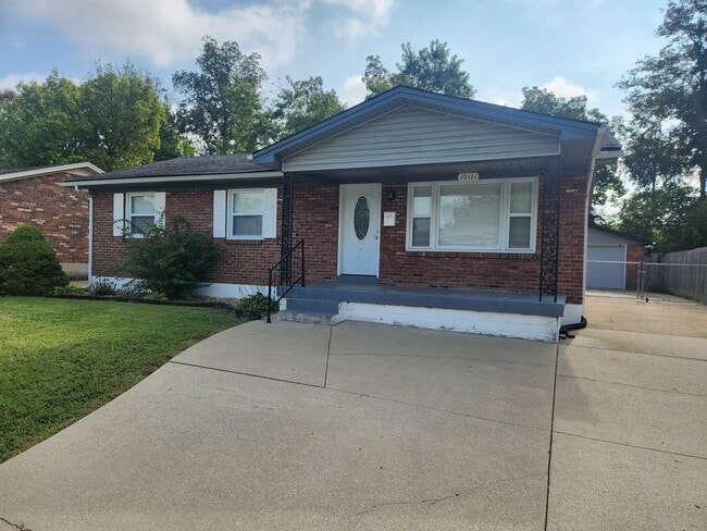 Building Photo - Beautiful 3 bedroom 2 full bath with garag...