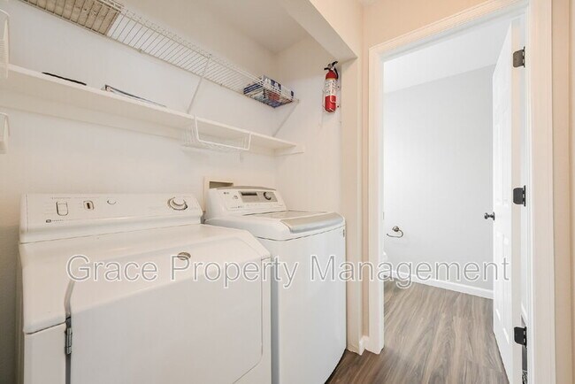 Building Photo - 1495 Red Cliff Way