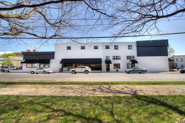 Building Photo - Industrial 1 BD near Warren St!