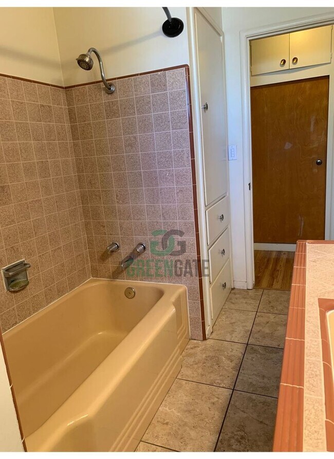 Building Photo - 338 3rd St