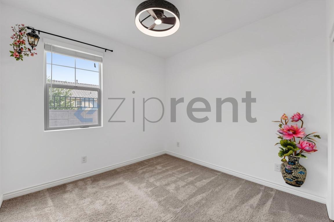 Building Photo - Unit
