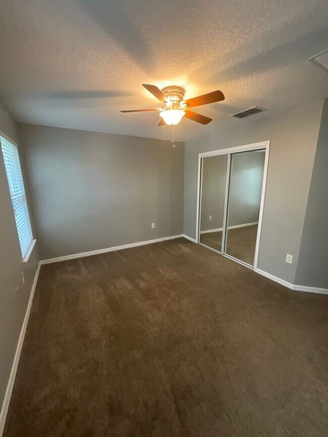 Building Photo - Two Story Town House