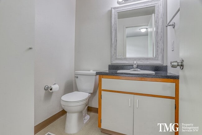 Building Photo - Spacious 4BR Townhome with AC, W/D, Garage...