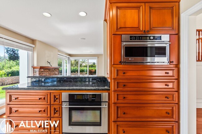 Building Photo - Rare 5 bed/3 bath home located in the high...