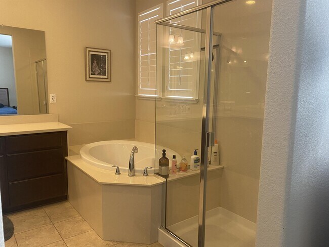 Building Photo - 6492 Bayview Dr