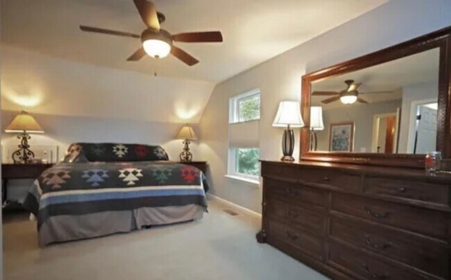 Building Photo - 4701 Shenandoah Dr