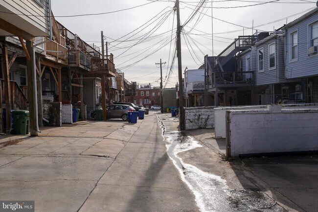 Building Photo - 713 S Linwood Ave