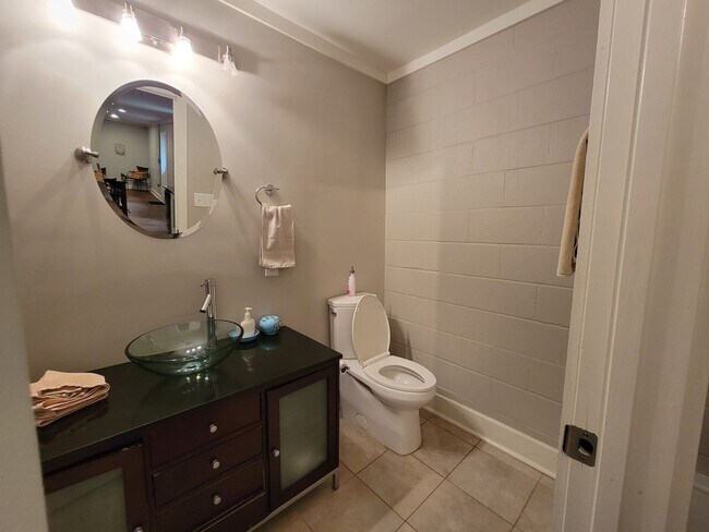 Building Photo - Massive 3 bed 3 bath on Boulevard!