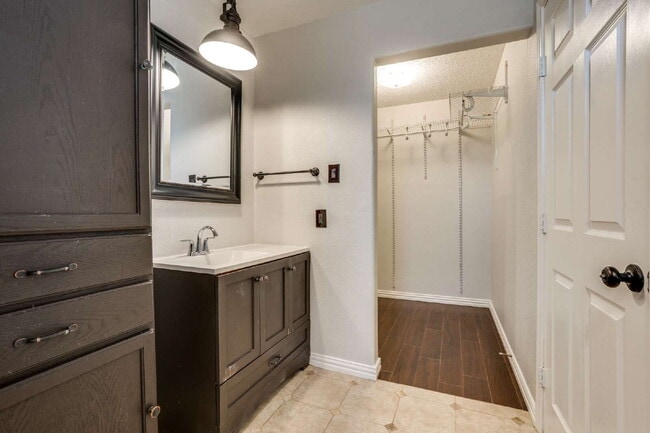 Building Photo - Beautiful Mansfield Home!