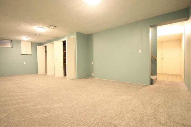 Building Photo - Beautiful and Spacious 3 Bedroom / 2 Bath ...