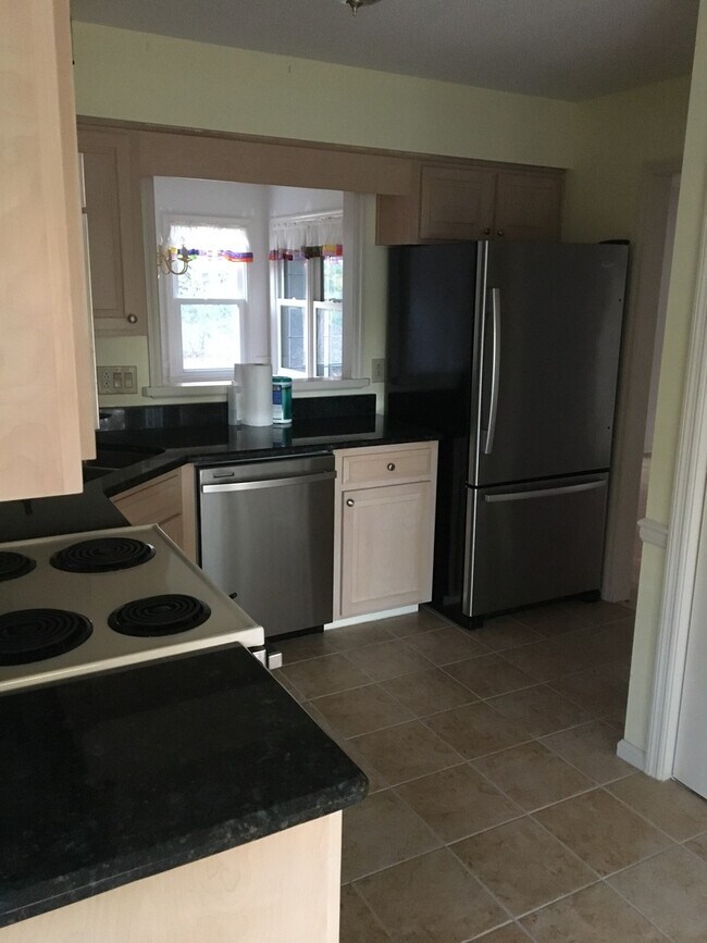 Building Photo - Sunny and Cheerful Unfurnished Energy Efficient Fairfield Harbour 3BR/2BA