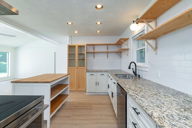 Building Photo - 2212 Ridge Ln