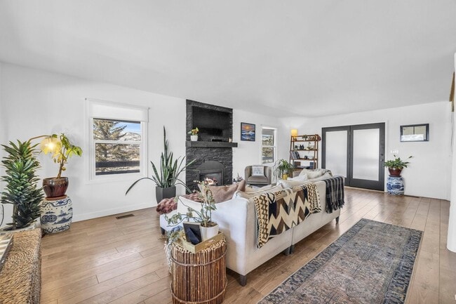 Building Photo - SILVER CREEK HORSE PROPERTY