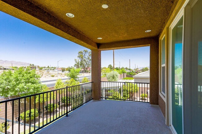 Building Photo - Stunning 5 Bed, 4 Full Baths And 2 Half Ba...