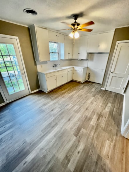 Building Photo - 3148 South Dr