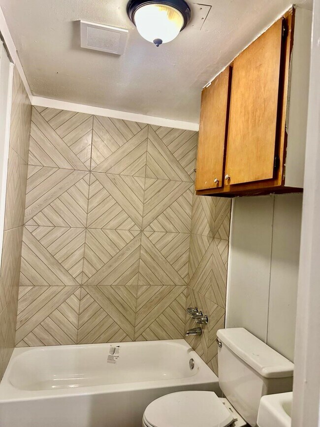 Building Photo - 1907 Avenue C