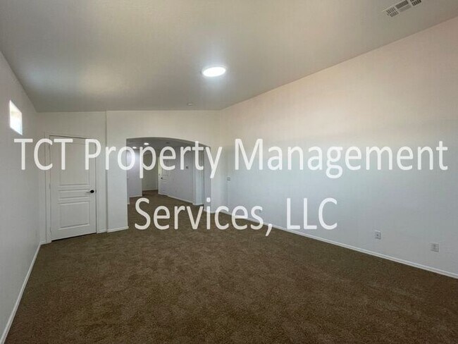 Building Photo - Large 6 Bedroom with Grass Backyard!