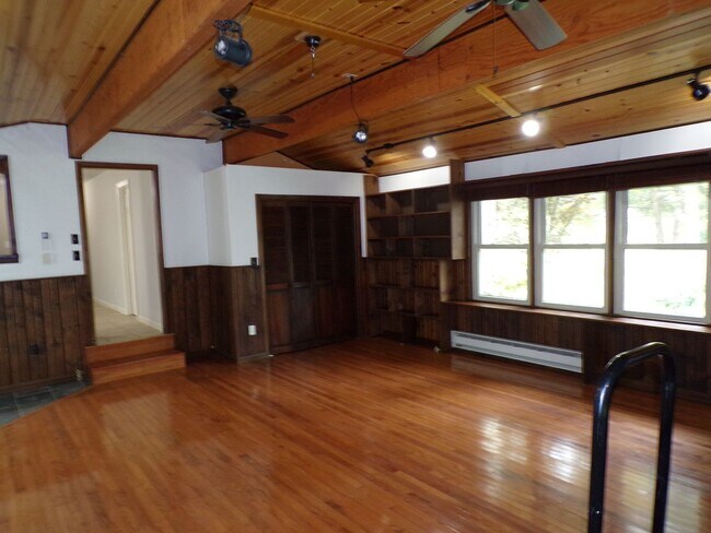 Building Photo - Unique 2 Bed 2.5 Bath Country Home!