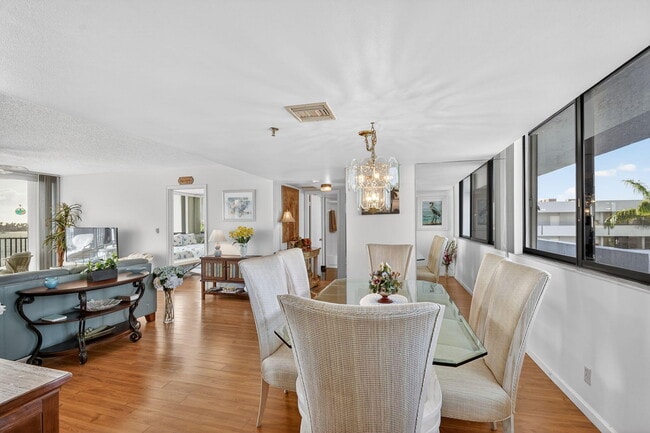 Building Photo - 8200 Lakeshore Dr