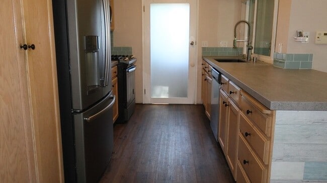 Building Photo - Beautiful 3 bedrooms corner unit condo located in Poway.