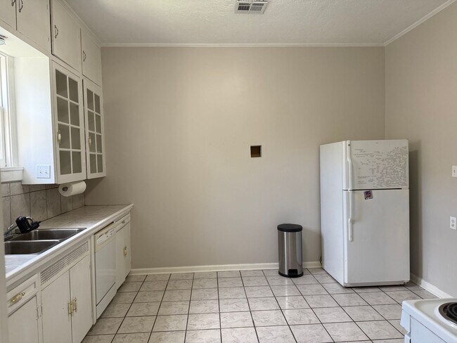 Building Photo - Rental Available: 427A General Mouton Lafayette