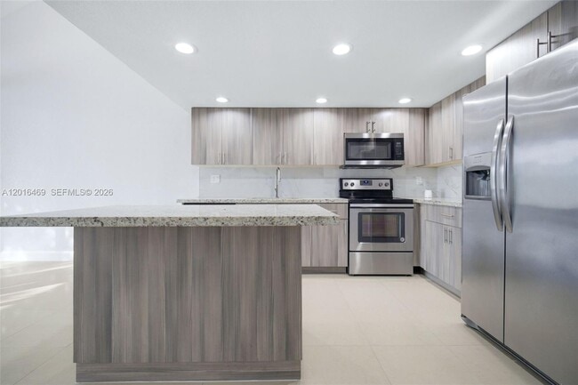 Building Photo - 10941 N Lakeview Dr