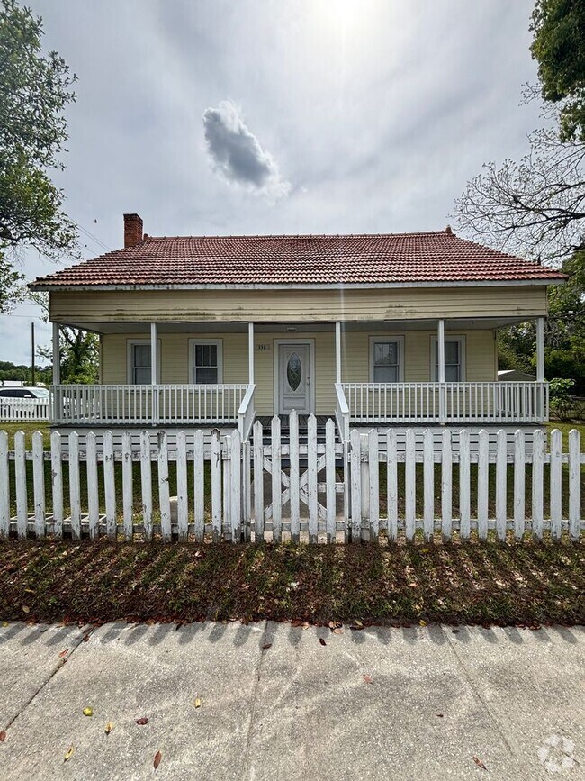 Building Photo - FOR RENT