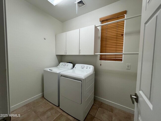 Building Photo - 6973 S Roger Way