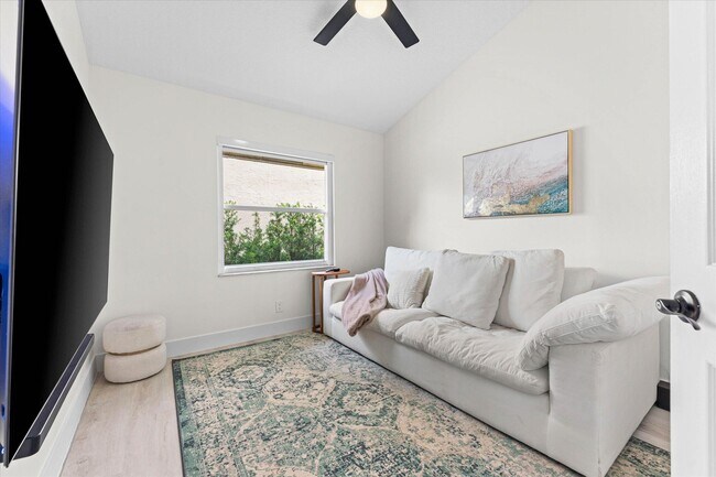 Building Photo - 10112 Aqua Vista Way
