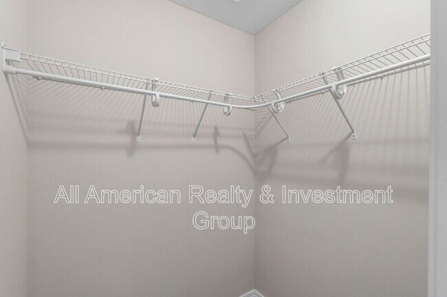 Building Photo - 426 Eisenhower Dr