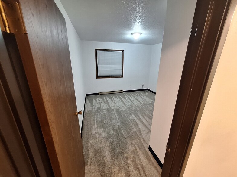 Building Photo - 341 Prairiewood Cir S