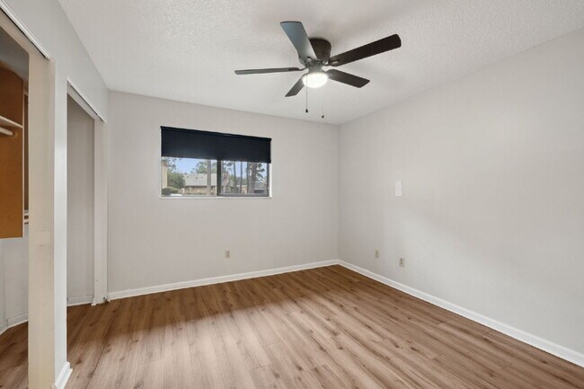 Building Photo - Charming Townhouse Retreat for Rent!