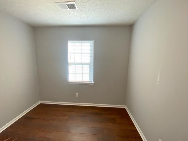 Building Photo - 896 Leacrest Ave