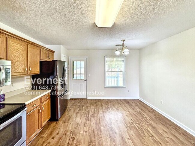 Building Photo - 3-Bedroom, 2-Bath Home with Modern Applian...
