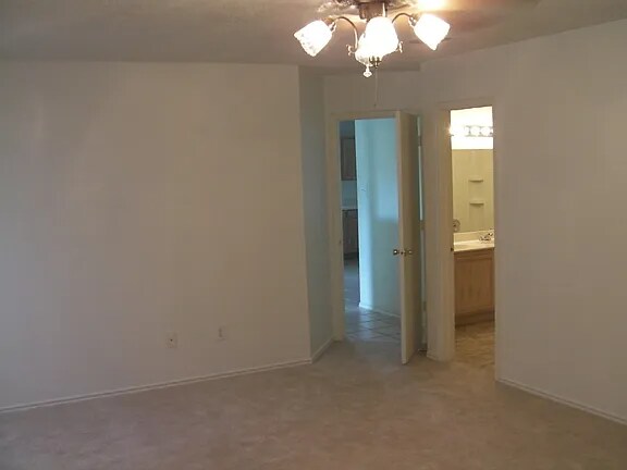 Building Photo - 900 Rose Crystal Way