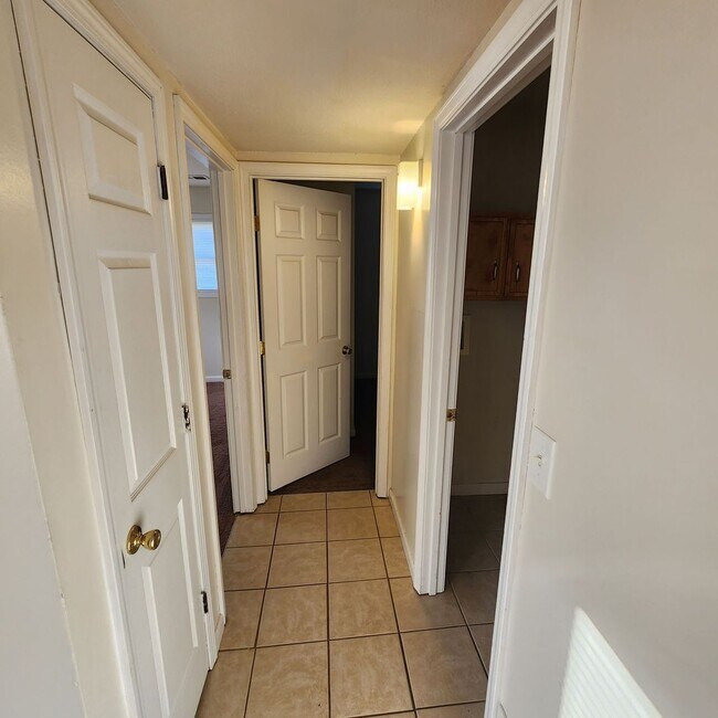 Building Photo - 2 Bedroom, 1 Bathroom Duplex Unit in Indep...