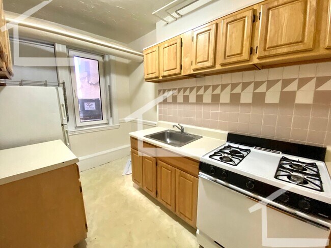 Building Photo - Large 2 Bed Available NOW!!!